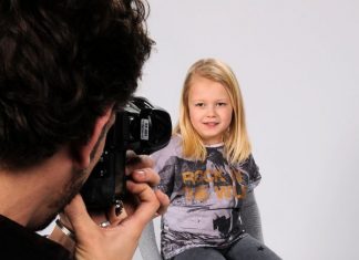 Een vrolijke schoolfoto begint bij een geduldige en creatieve schoolfotograaf